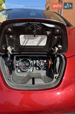 Хэтчбек Nissan Leaf 2012 в 