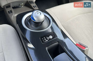 Хэтчбек Nissan Leaf 2012 в 