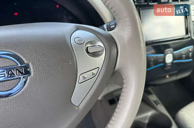 Хэтчбек Nissan Leaf 2012 в 