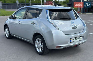 Хэтчбек Nissan Leaf 2012 в 