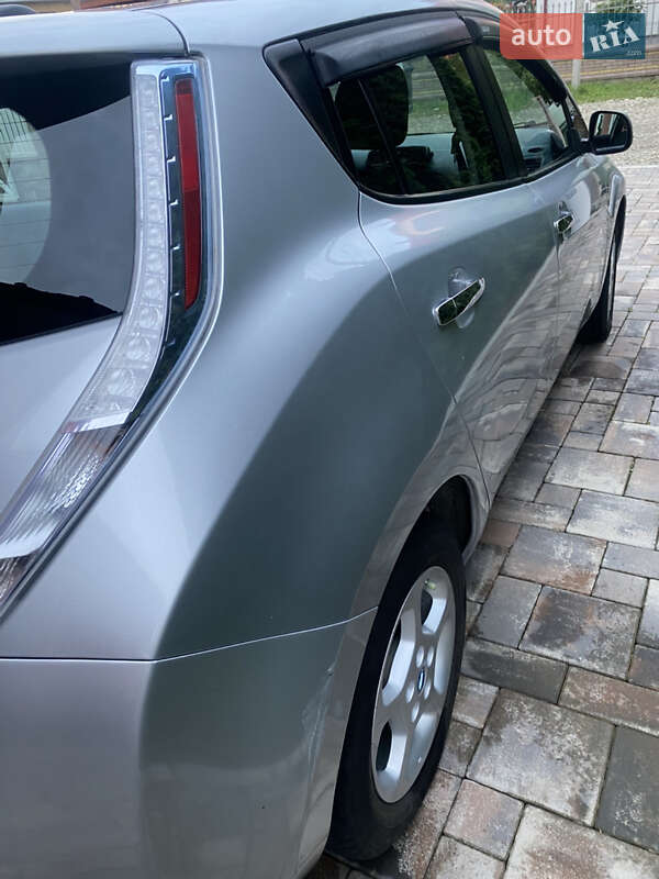 Хетчбек Nissan Leaf 2013 в Заставній