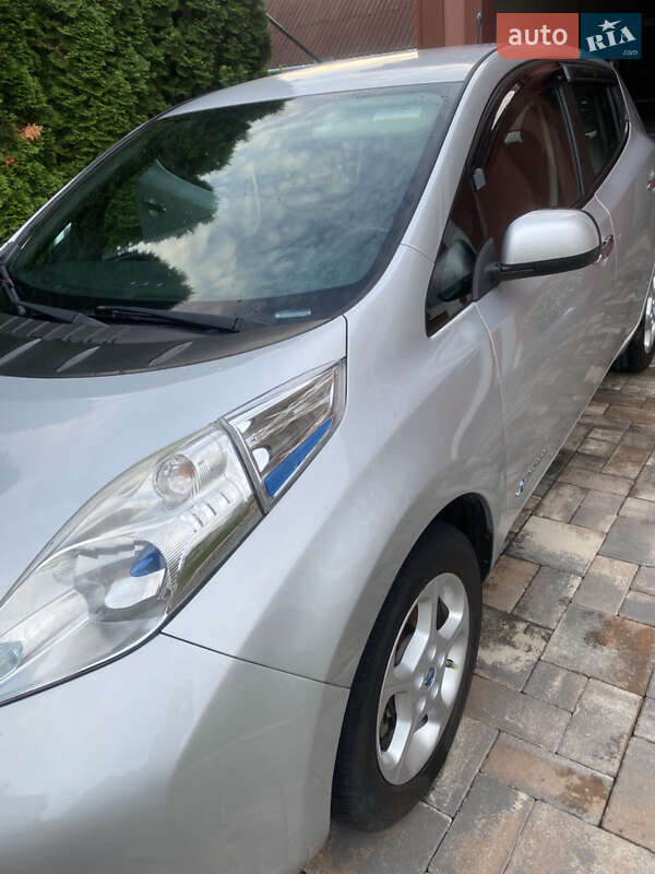 Хетчбек Nissan Leaf 2013 в Заставній
