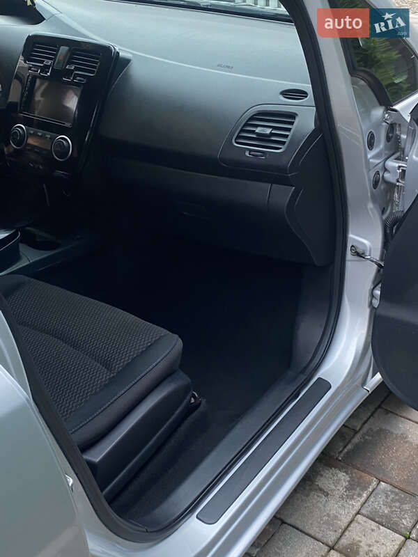 Хетчбек Nissan Leaf 2013 в Заставній