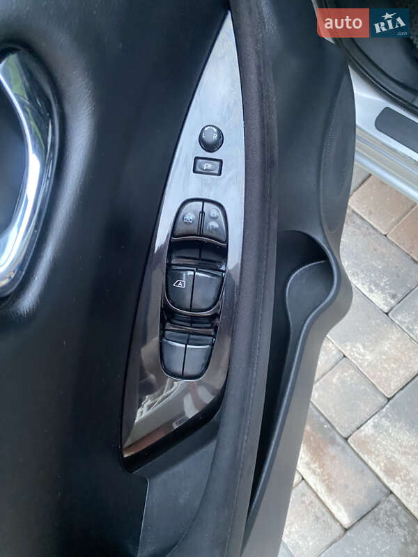 Хетчбек Nissan Leaf 2013 в Заставній