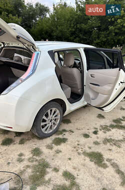 Хэтчбек Nissan Leaf 2010 в 