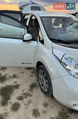 Хэтчбек Nissan Leaf 2010 в 