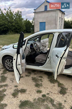 Хэтчбек Nissan Leaf 2010 в 