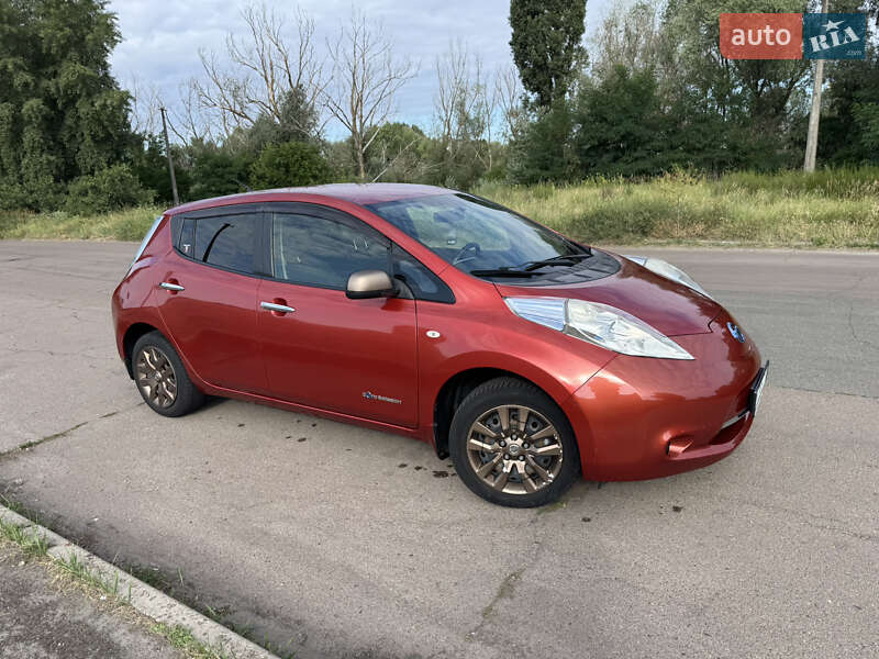 Хэтчбек Nissan Leaf 2015 в Киеве