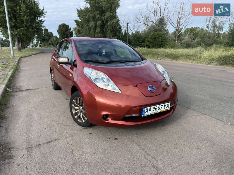 Хэтчбек Nissan Leaf 2015 в Киеве