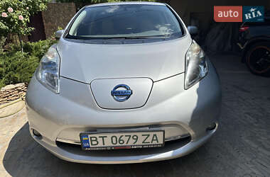 Хэтчбек Nissan Leaf 2011 в 