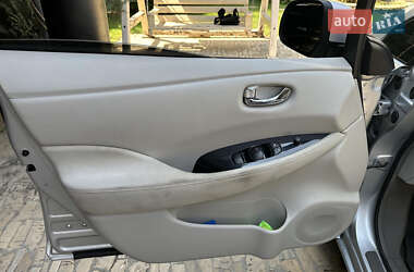 Хэтчбек Nissan Leaf 2011 в 