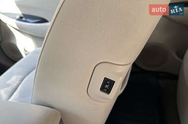 Хэтчбек Nissan Leaf 2011 в 
