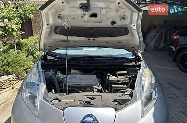 Хэтчбек Nissan Leaf 2011 в 