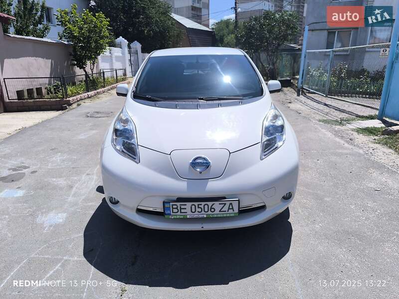 Хэтчбек Nissan Leaf 2016 в 