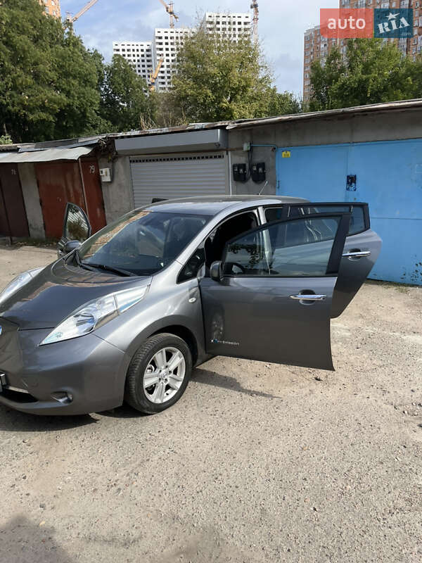Хетчбек Nissan Leaf 2014 в 