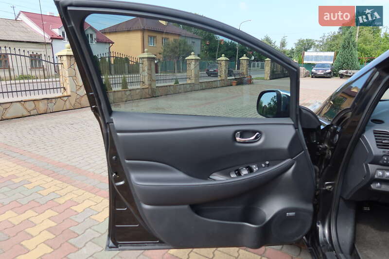 Хэтчбек Nissan Leaf 2013 в Самборе