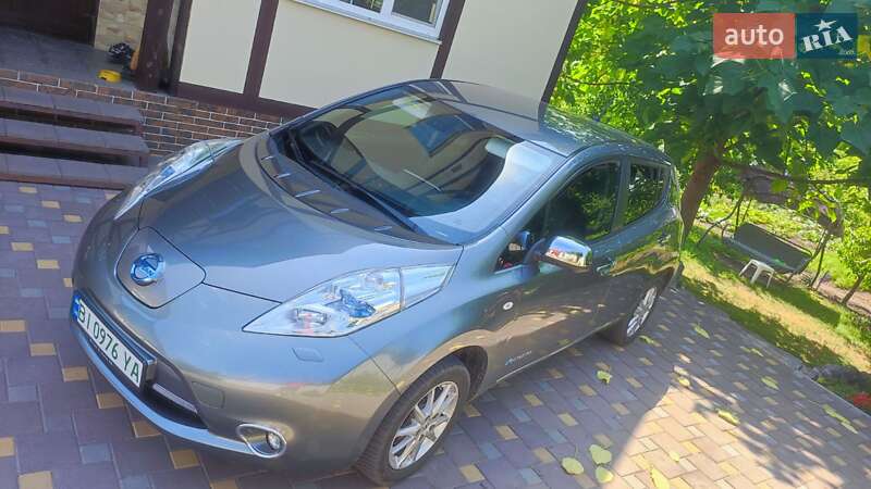Хетчбек Nissan Leaf 2015 в 