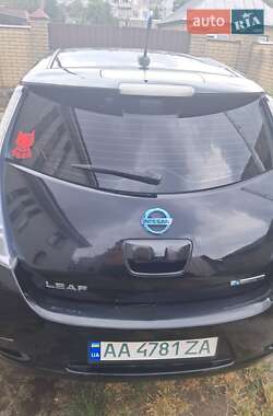 Хэтчбек Nissan Leaf 2011 в 