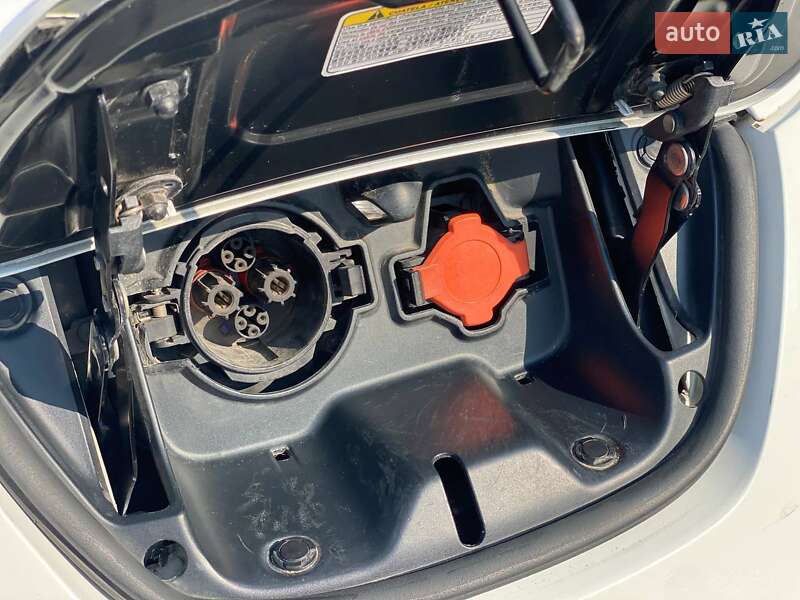 Хетчбек Nissan Leaf 2013 в Києві