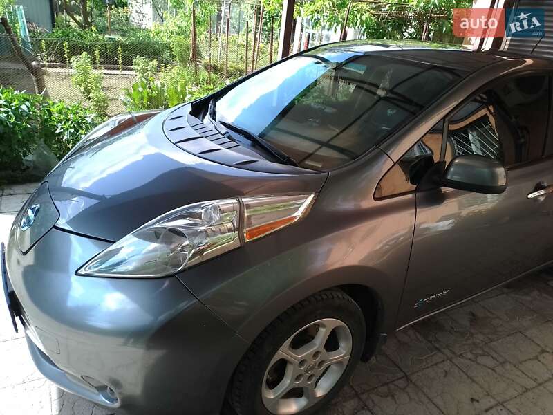 Хэтчбек Nissan Leaf 2015 в Днепре