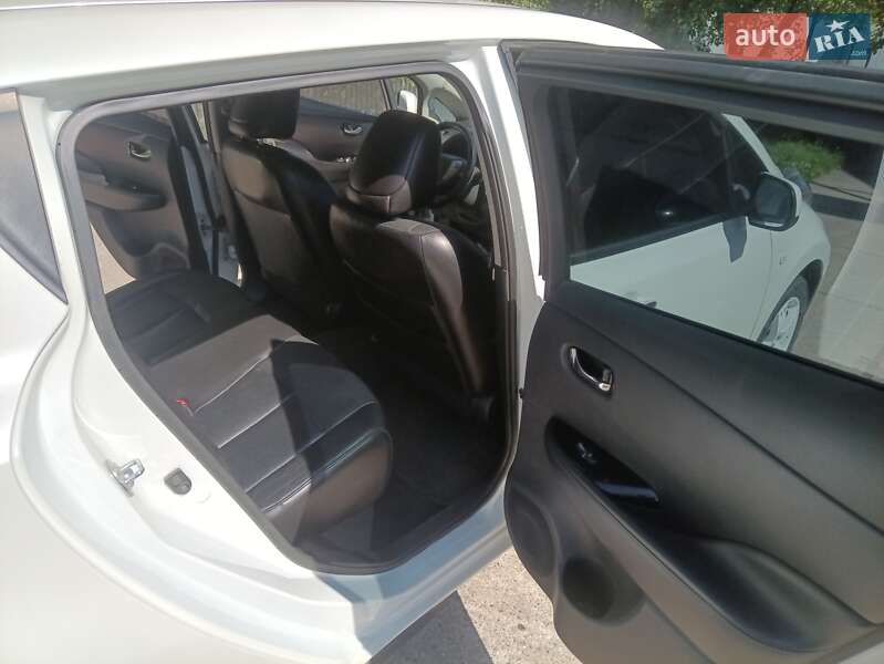 Хэтчбек Nissan Leaf 2015 в Мукачево