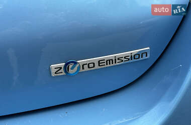 Хэтчбек Nissan Leaf 2012 в 