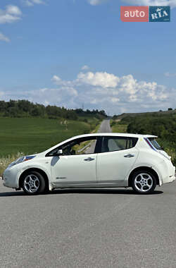 Хэтчбек Nissan Leaf 2012 в 