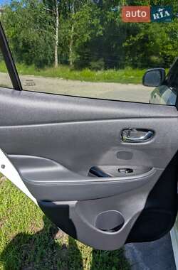 Хэтчбек Nissan Leaf 2013 в 