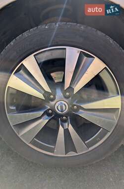 Хэтчбек Nissan Leaf 2013 в 