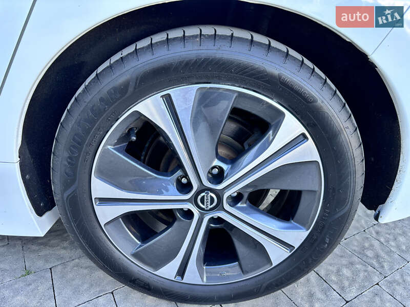 Хэтчбек Nissan Leaf 2021 в Ужгороде