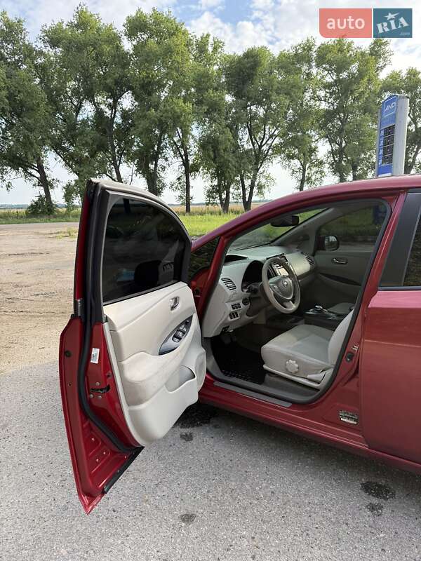 Хэтчбек Nissan Leaf 2012 в Ромнах