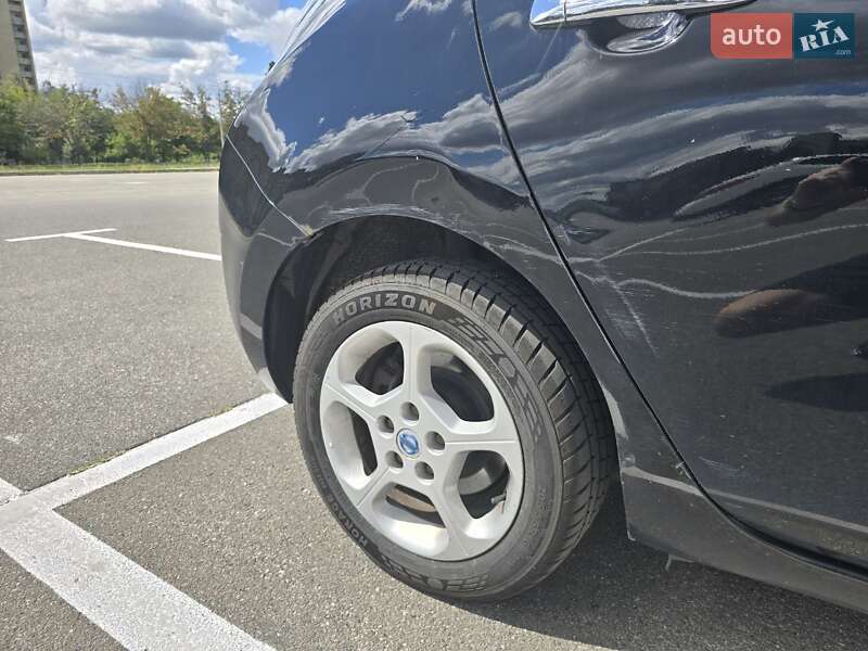 Хэтчбек Nissan Leaf 2012 в Киеве