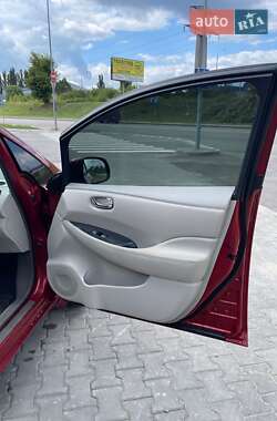 Хэтчбек Nissan Leaf 2012 в 