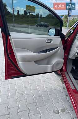 Хэтчбек Nissan Leaf 2012 в 