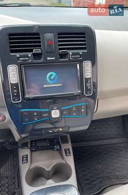 Хэтчбек Nissan Leaf 2012 в 