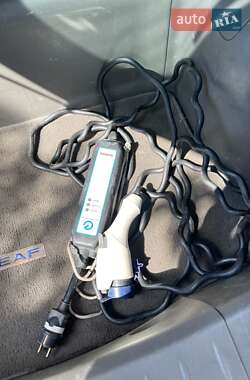 Хэтчбек Nissan Leaf 2012 в 