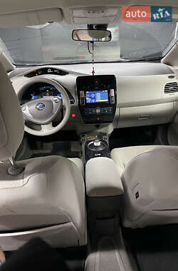Хэтчбек Nissan Leaf 2012 в 