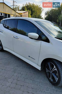 Хэтчбек Nissan Leaf 2018 в 