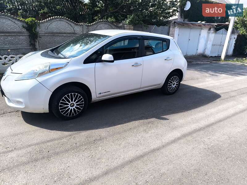 Хэтчбек Nissan Leaf 2013 в Николаеве