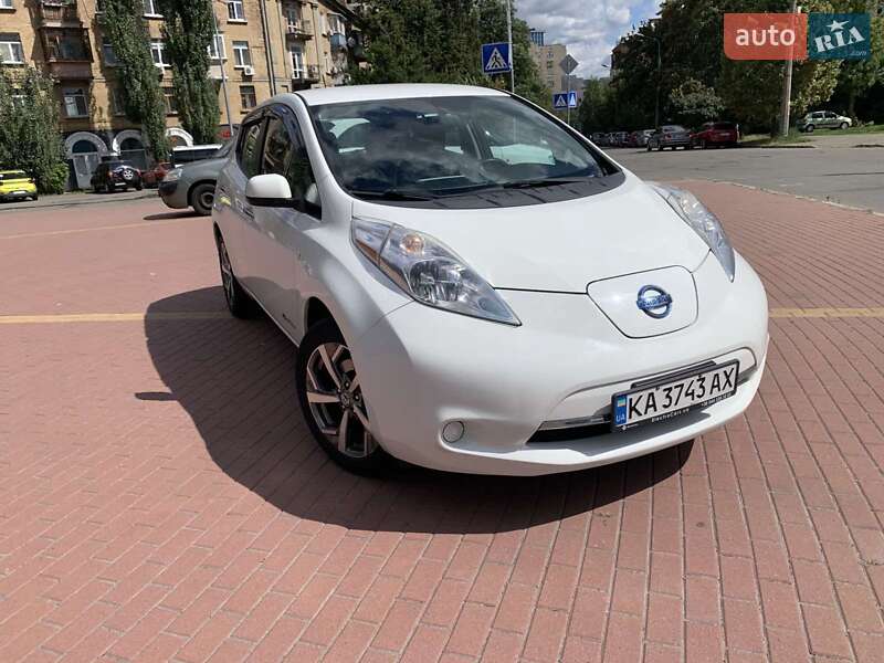 Хэтчбек Nissan Leaf 2015 в Вишневом