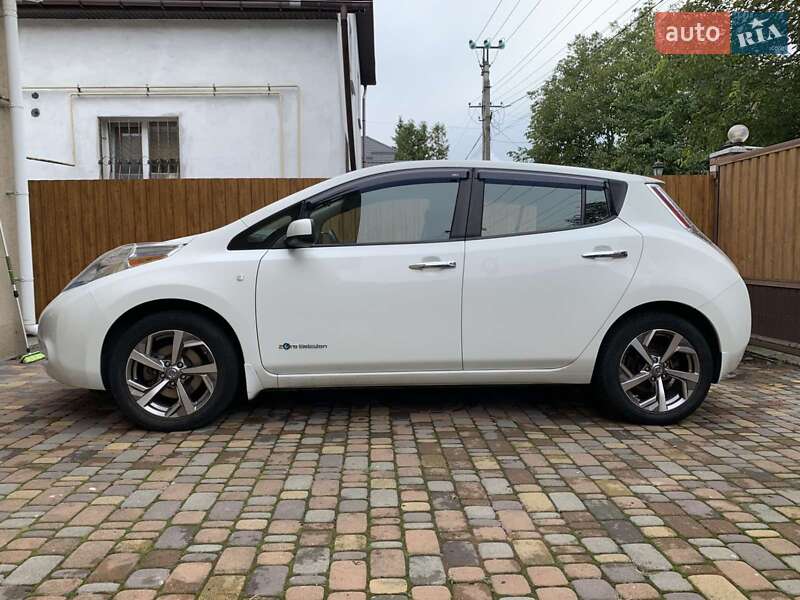 Хэтчбек Nissan Leaf 2015 в Вишневом