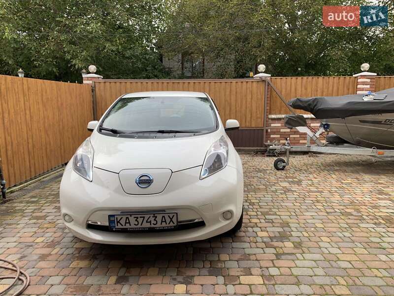 Хэтчбек Nissan Leaf 2015 в Вишневом