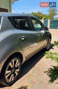 Хэтчбек Nissan Leaf 2015 в 