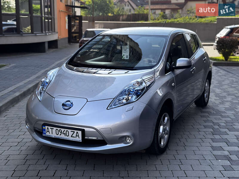 Хэтчбек Nissan Leaf 2012 в 