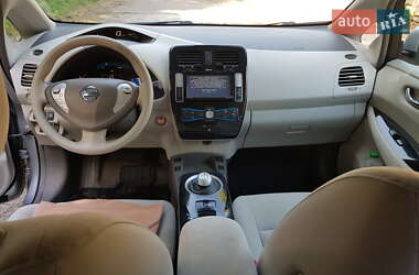Хэтчбек Nissan Leaf 2012 в 