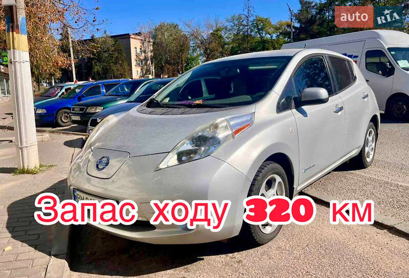 Хэтчбек Nissan Leaf 2011 в 
