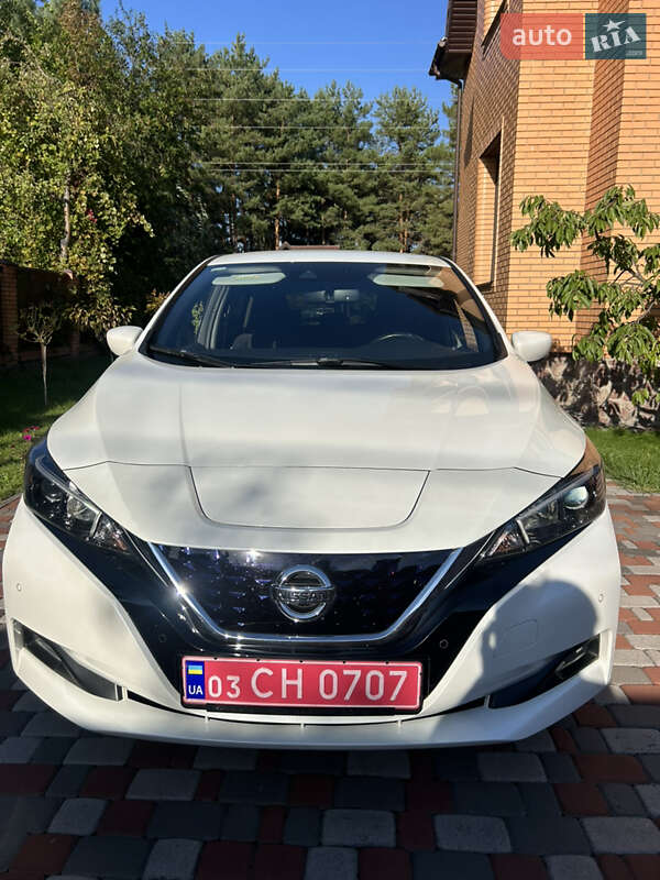 Хэтчбек Nissan Leaf 2022 в 