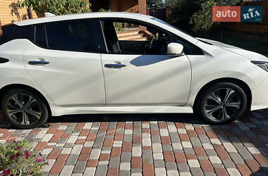 Хэтчбек Nissan Leaf 2022 в 