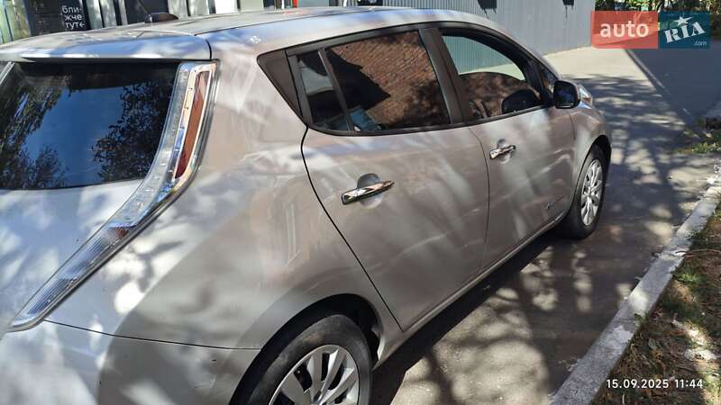 Хетчбек Nissan Leaf 2013 в Ніжині