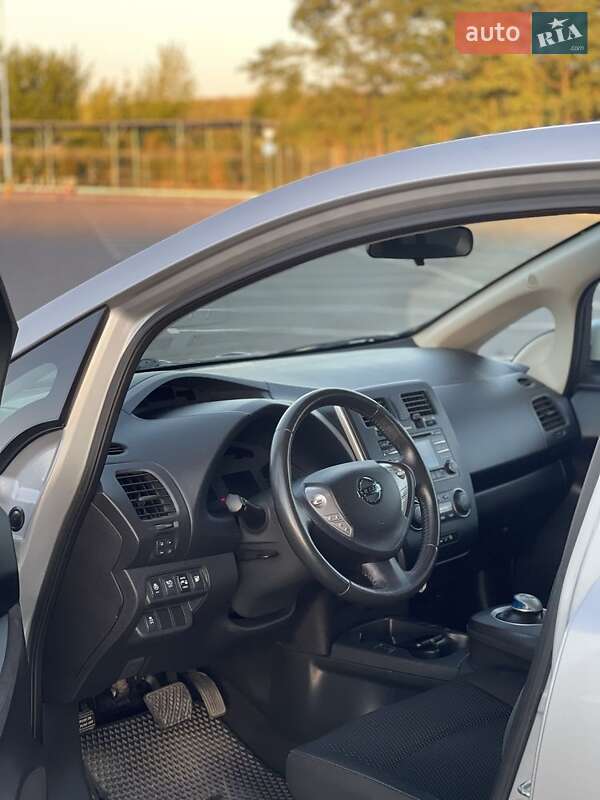 Хетчбек Nissan Leaf 2014 в Дніпрі